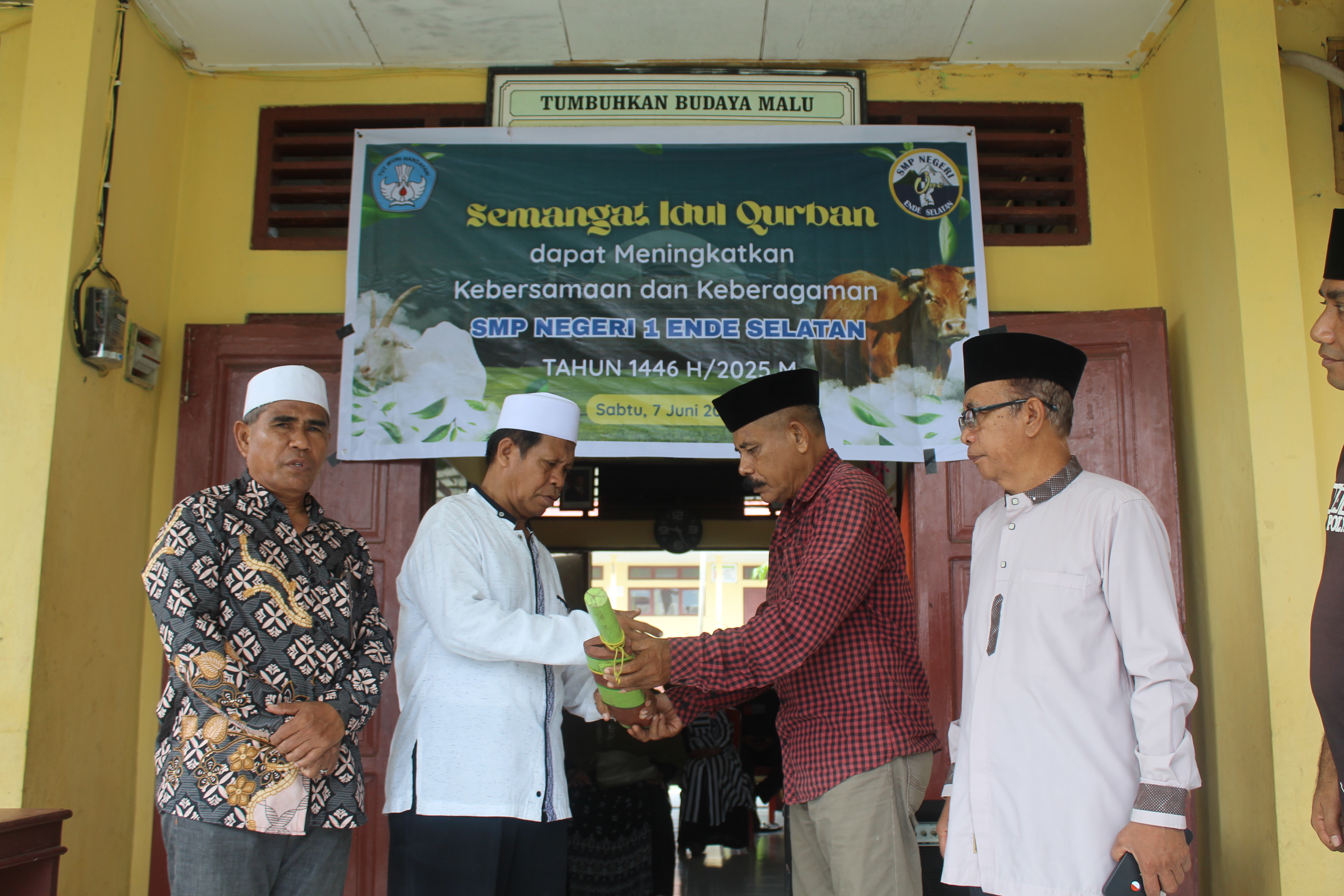 PEMOTONGAN HEWAN KURBAN DI SMP NEGERI 1 ENDE SELAT PEMOTONGAN HEWAN KURBAN DI SMP NEGERI 1 ENDE SELAT