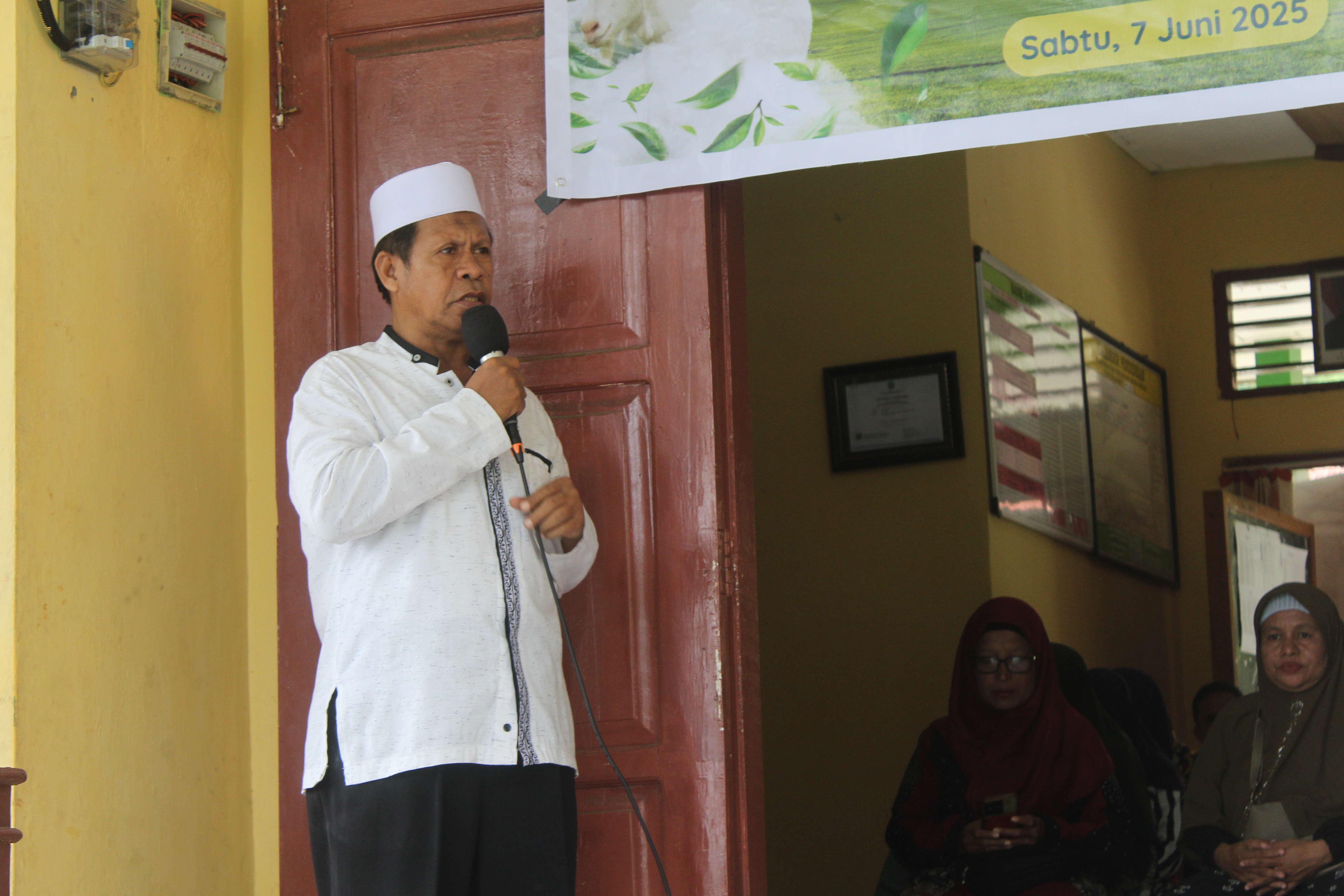 PEMOTONGAN HEWAN KURBAN DI SMP NEGERI 1 ENDE SELAT PEMOTONGAN HEWAN KURBAN DI SMP NEGERI 1 ENDE SELAT