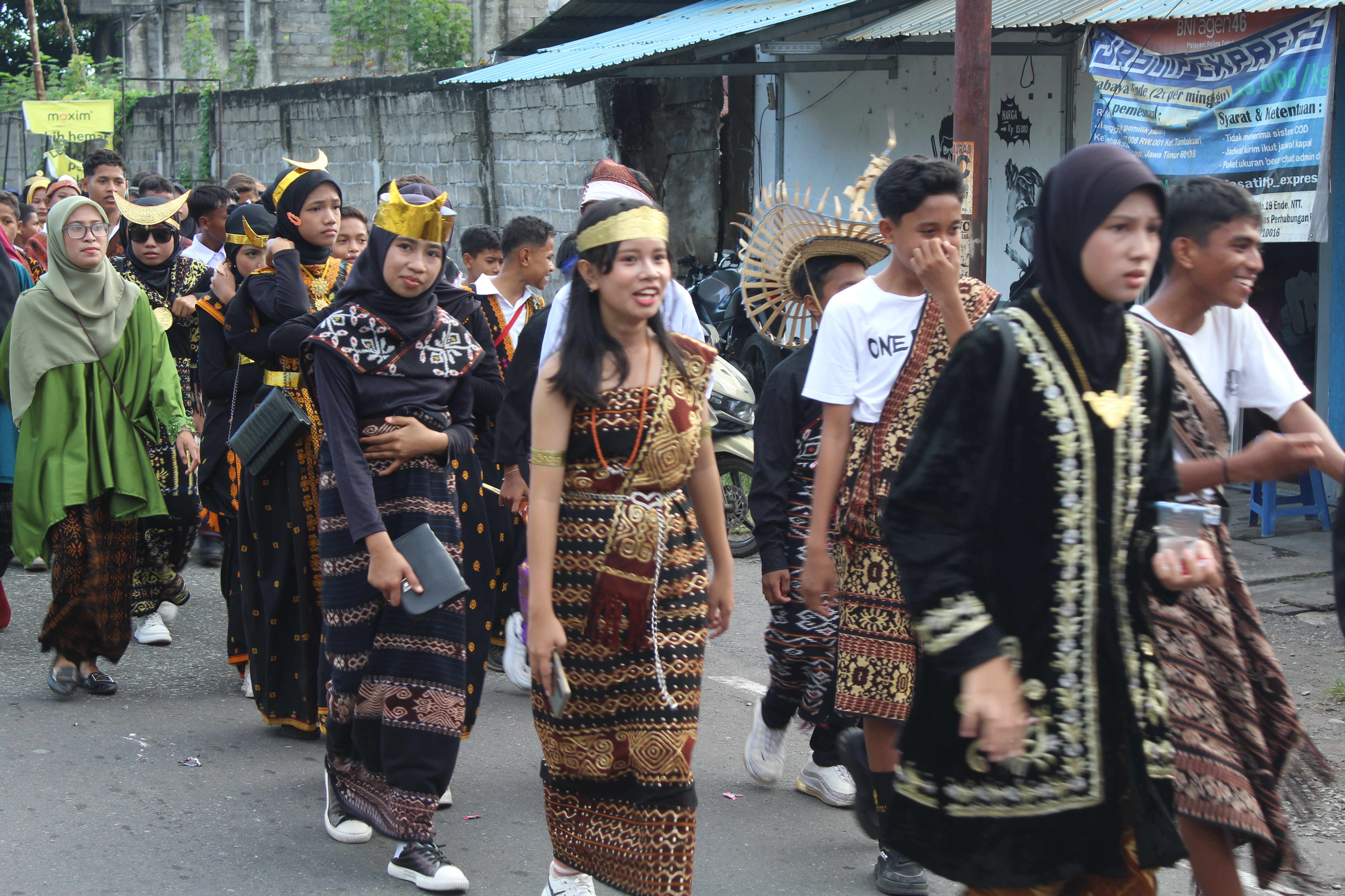 SMP NEGERI 1 ENDE SELATAN MENGAMBIL BAGIAN DALAM LOMBA KARNAVAL BUDAYA HUT RI KE 80 SMP NEGERI 1 ENDE SELATAN MENGAMBIL BAGIAN DALAM LOMBA KARNAVAL BUDAYA HUT RI KE 80