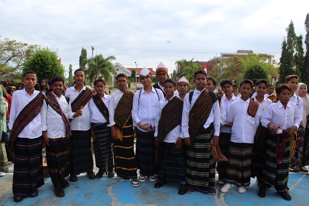 SMP NEGERI 1 ENDE SELATAN MENGAMBIL BAGIAN DALAM LOMBA KARNAVAL BUDAYA HUT RI KE 80 SMP NEGERI 1 ENDE SELATAN MENGAMBIL BAGIAN DALAM LOMBA KARNAVAL BUDAYA HUT RI KE 80