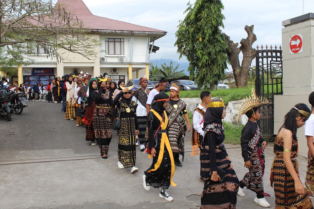 SMP NEGERI 1 ENDE SELATAN MENGAMBIL BAGIAN DALAM LOMBA KARNAVAL BUDAYA HUT RI KE 80 SMP NEGERI 1 ENDE SELATAN MENGAMBIL BAGIAN DALAM LOMBA KARNAVAL BUDAYA HUT RI KE 80