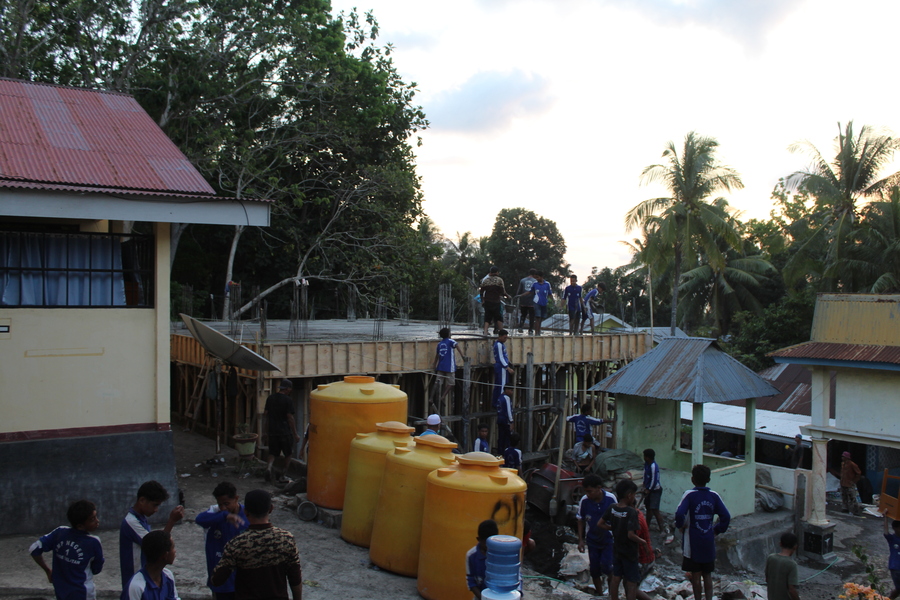 Guru dan pegawai, seluruh murid, serta orang tua murid SMP Negeri 1 Ende Selatan bersama-sama bergotong royong dalam kegiatan pengecoran dek Mushola Raudatul Jannah, Kamis, 1 Oktober 2026.